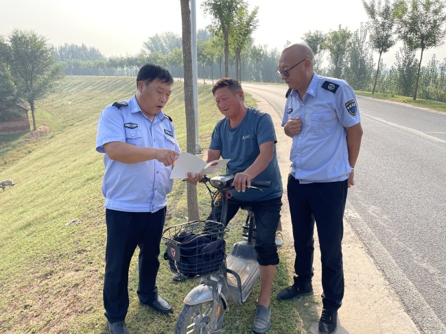 宣传法律法规，禁止堤顶打场晒粮食2_副本.jpg