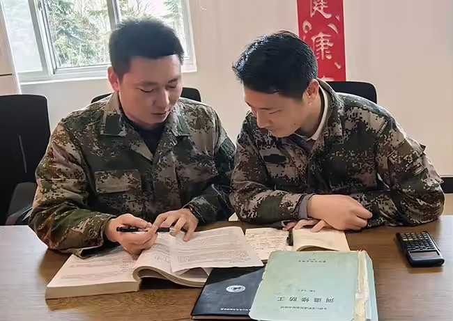 师带徒（跟徒弟谢思杰一对一答疑解难）.jpg