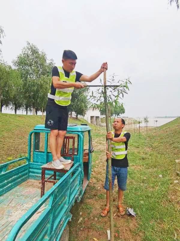 现场制作防汛工具.jpg